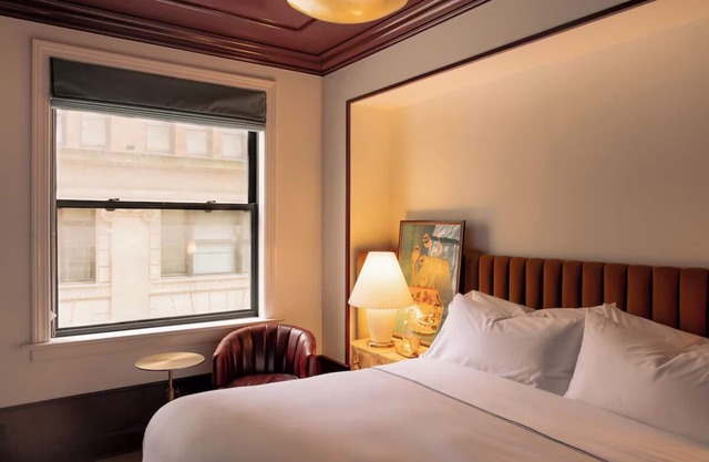 Exclusive Corner King Space at Fidelity Hotel, Fine Dining, Downtown Access