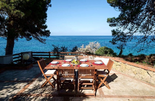 Exclusive villa with private access to the sea