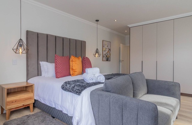 Executive 1-bedroom cottage in Hermanus with AC and kitchen.