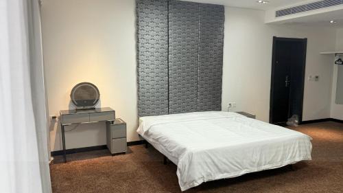 Executive 2 bedroom apartment-king size bed steps from Chinggis khan square