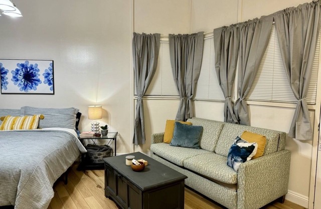 Executive Center Studio with Kitchenette, secure building pool, FREE PARKING