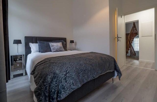 EXECUTIVE DOUBLE ROOM WITH EN-SUITE IN GUEST HOUSE CITY CENTRE r4