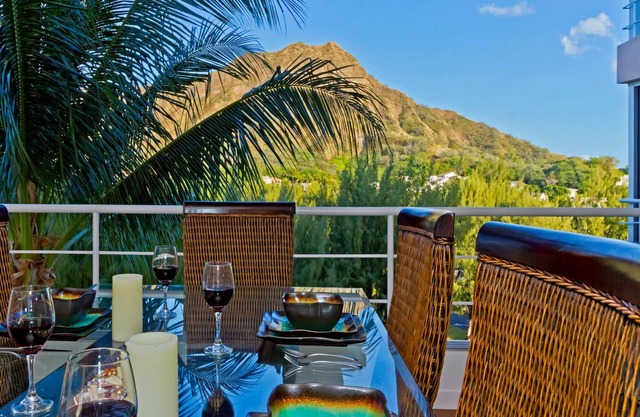 Executive Gold Coast Oceanfront Suite: Diamond Head Views, Amazing Seaside Pool