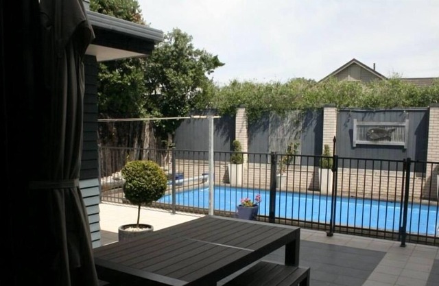 Executive Home with King Suite Room, Spa and Heated Pool near the Beach
