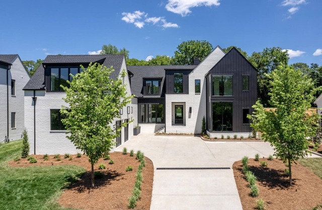 Executive Luxury Home convenient to everything!