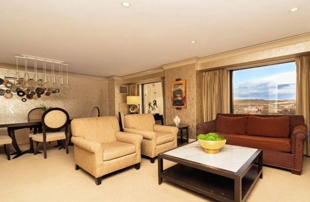 EXECUTIVE LUXURY SUITE in Reno with WiFi, AC