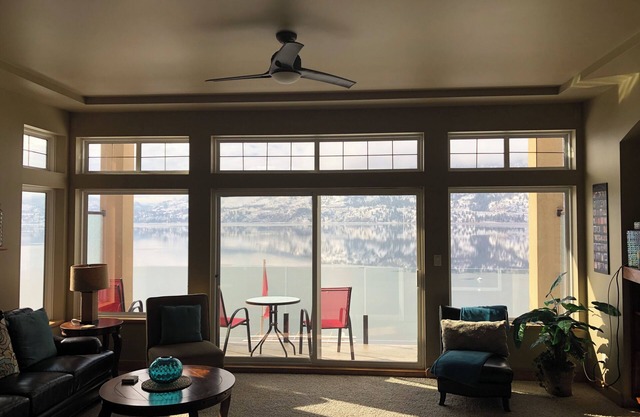 Executive Skaha Lake Waterfront Home-Sandy beach- Dock-BoatnMoorage-4 bdrm