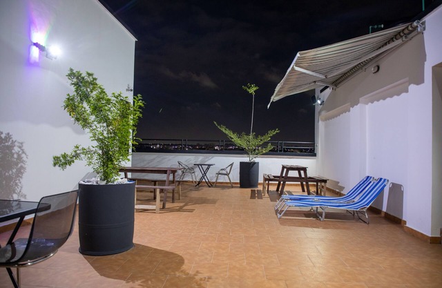 Executive Two Bedroom Furnished Apartment, 25 mins drive from the Airport