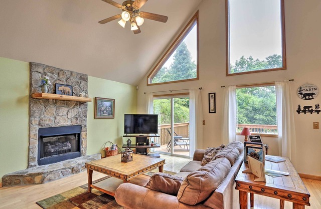 Expansive Cabin with Sunroom near Lake Hiwassee!