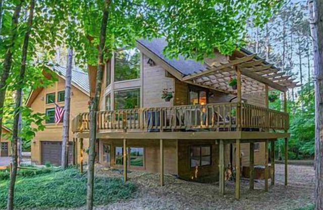 Expansive home just 3 blocks from Buck lift on resort property!
