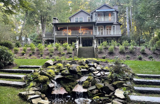 Expansive home, Walk to Downtown,Fiber Optic Wi-FI