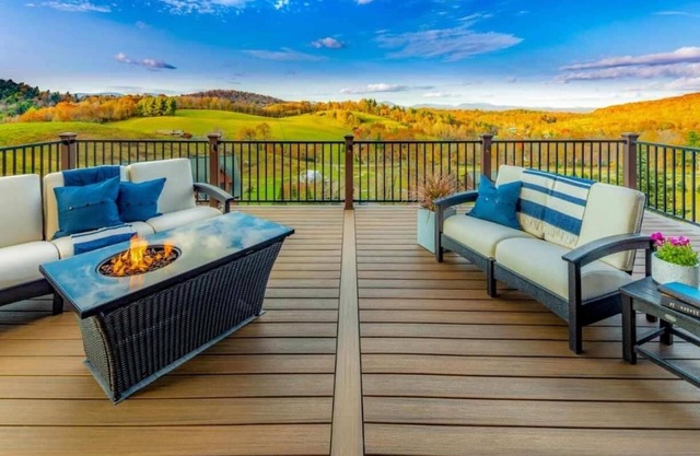 Expansive mountain views, Hot Tub, 1 mi to Blue Ridge Pkwy, Chef's Kitchen