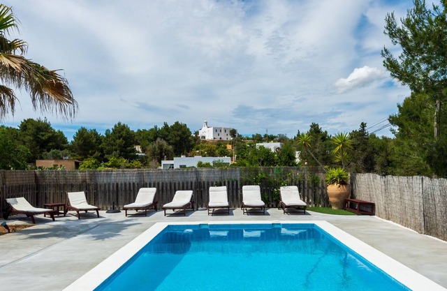 Expectacular villa with large garden and pool
