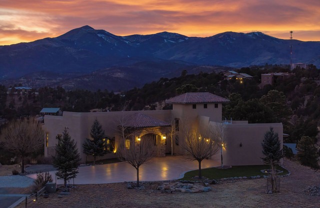 Experience Ruidoso from the top, 360 views,private pickleball, hot tub