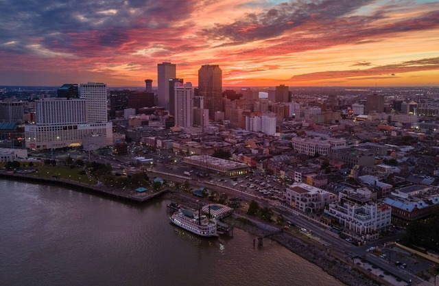 Experience the Charm of New Orleans from a Deluxe Room at Selena Catahoula Hotel