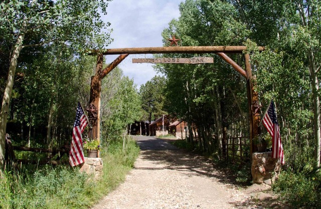 Experience the fall colors near the RMNP. Hike, relax, work from home, pets ok