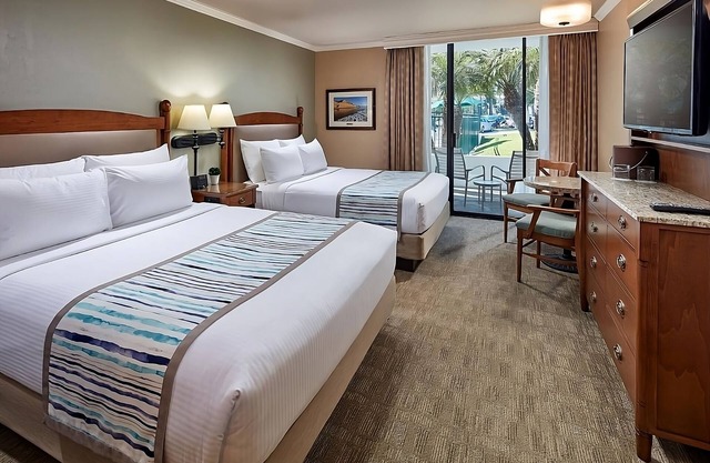 Explore Coronado! 3 Comfortable Units Close to SeaWorld San Diego! Heated Pool