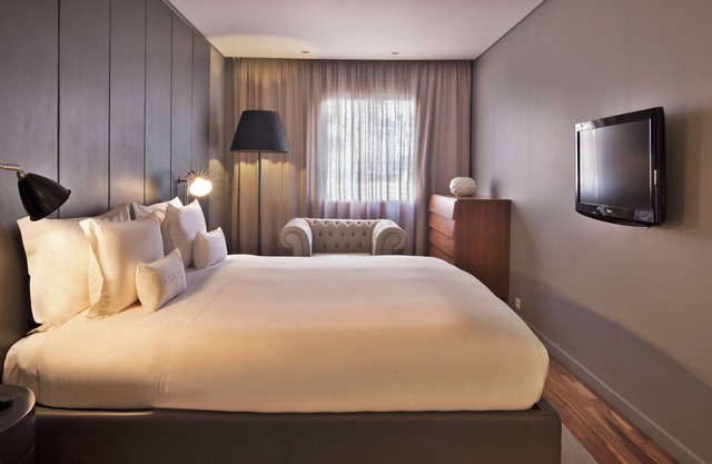 Explore Lisbon’s Sites! 3 Pet-Friendly Units w/Full Kitchens, Onsite Jacuzzi!