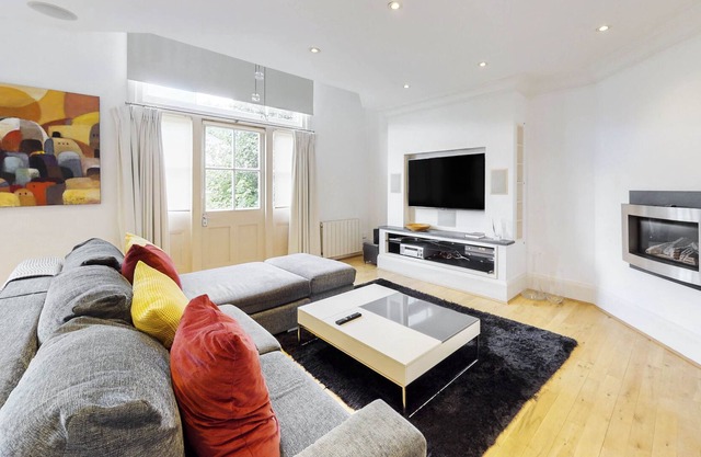 Exquisite 3 BR Maisonette With a Balcony