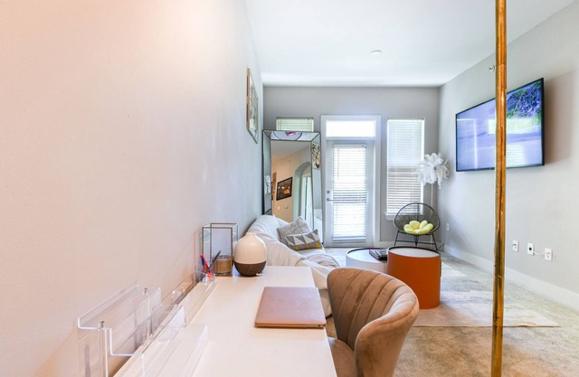 Exquisite Condo in Midtown