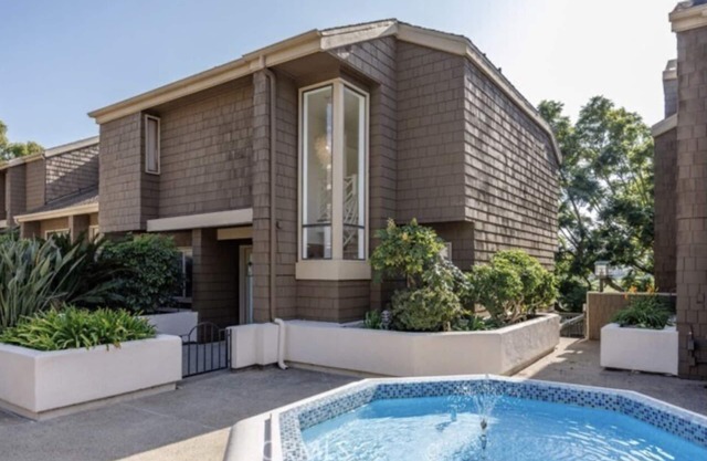 Exquisite Golf Course Townhome: Remodeled Elegance close to the beach!