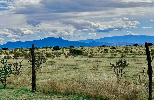 Exquisite Mountain Panoramas, tranquility, just 16 miles from downtown Santa Fe