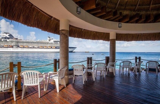 Exquisite Caribbean Studio near Beach with Crystal-Clear Waters