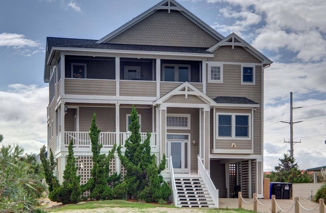 Exquisite Oceanside w Beach Access, Private Pool, Hot Tub, Game Room, Elevator, & Dog Friendly
