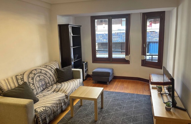 Exterior apartment in San Sebastian Gros, 2 bedrooms with balcony. ESS01243