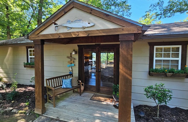 Extremely Secluded Lake Cabin on Main Channel/Gorgeous Mountain & Lake Views