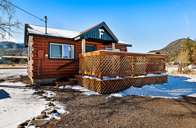 "F" Fox Cabin: Private hot tub! “F”