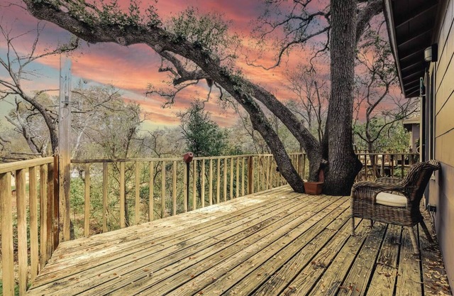 F1 Ready 🍃 Creekside Comfort🪴 Fenced Yard❤️ Near Moody & DKR