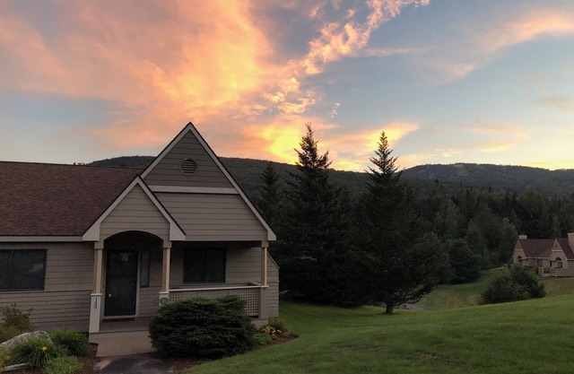 F16 Fairway Village Condo with great mountain views, 8 min walk from Mount Washington Hotel! AC!