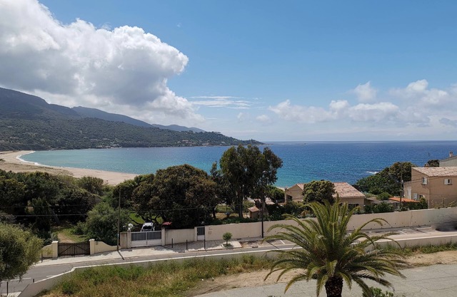F2, air-conditioned, sea view, 100 m from the beach