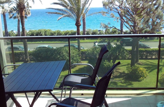 F3 air-conditioned, wifi, seafront panoramic view secure private parking