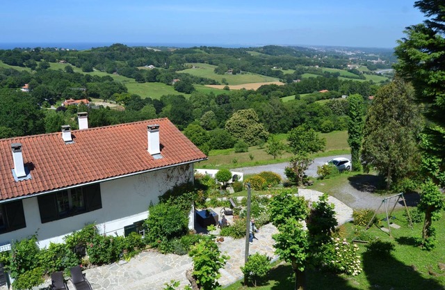 F4 of charm 6/8 pers view sea/mountains area of 3 hectares 4 km d beaches