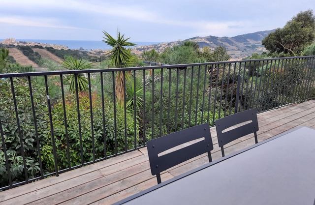 F5 Villa in Banyuls-sur-Mer with garden and private parking for 8 people