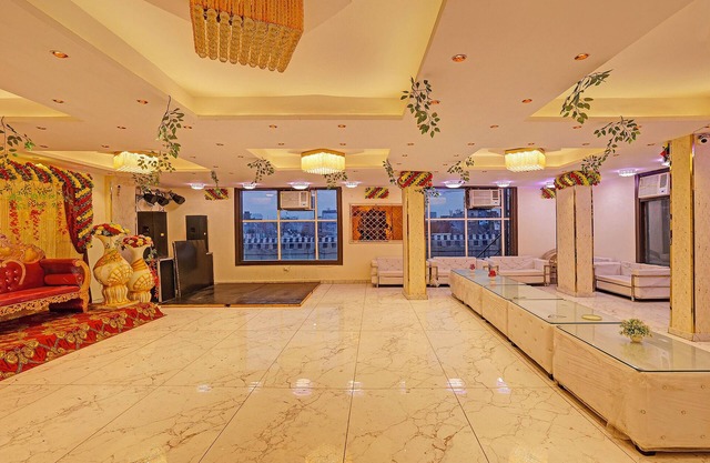 Fabhotel Moonlight & Banquets