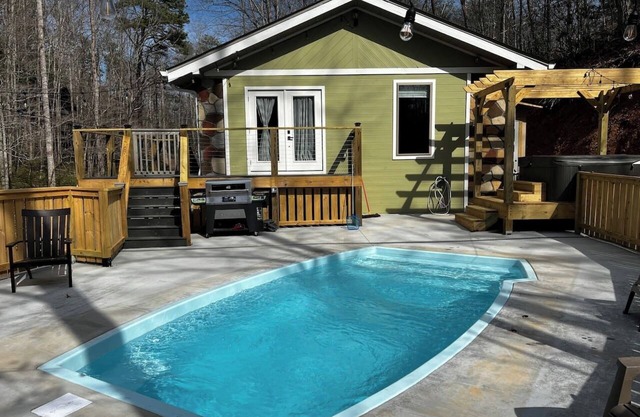 Fabulous 3Bed 3 bath Cottage Pool Hot tub Games
