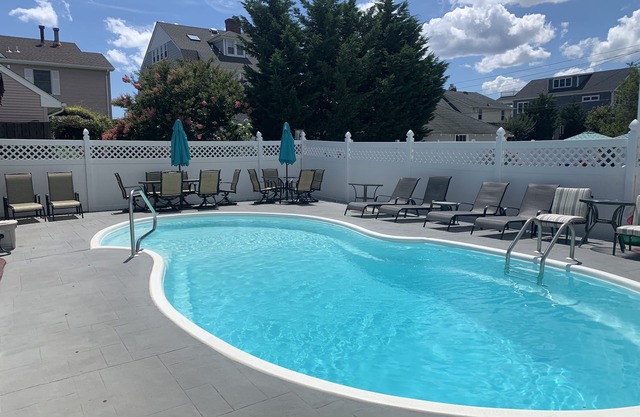 FABULOUS BEACH HOUSE- 7 Bedrooms,Heated Pool,12 BeachBadges,9 Car Driveway