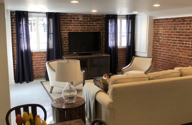 Fabulous, Historic One BR Capitol Hill Apartment