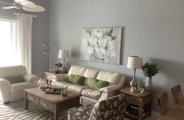 Fabulous penthouse condo with golf&lake view, modern furnishings!