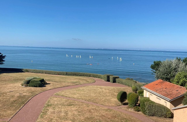FACING THE SEA, Very nice apartment T2, large balcony and beach below