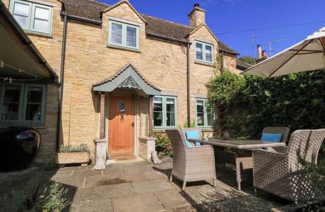 FAIRVIEW COTTAGE, pet friendly in Milton-Under-Wychwood