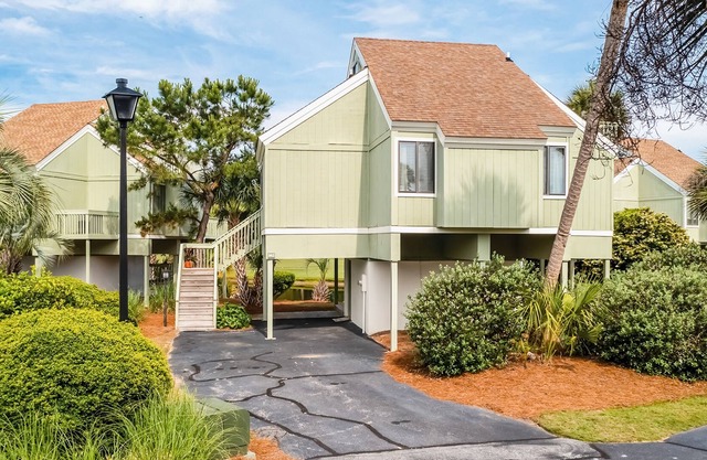 Fairway & lake-view villa with AC, decks, grill, on-site pools & golf