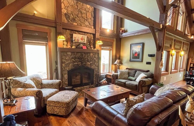 Fairy Creek Chalet l 5 Bedrooms l Sleeps 10 Adults l Hot Tub