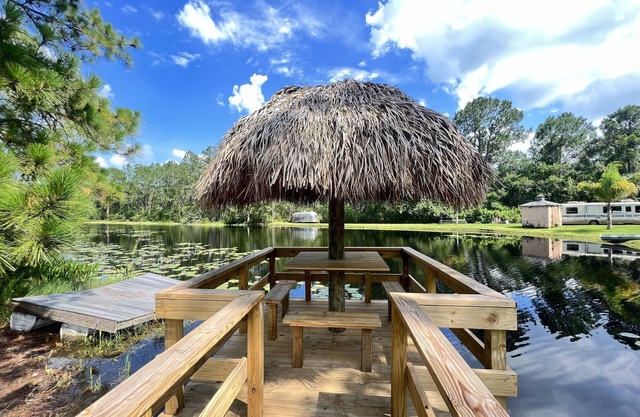 FAIRY TALE ESCAPE W/PRIVATE LAKE & FIRE PIT