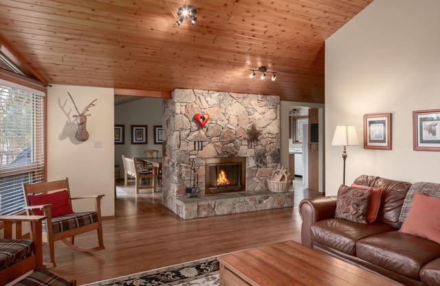 Falcon Cabin | Pet Friendly* | Sleeps 10 (14 inc kids)