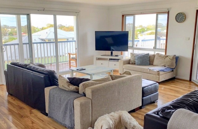 Falcon Family-Friendly Bayview Beach House- Family/Pet Friendly