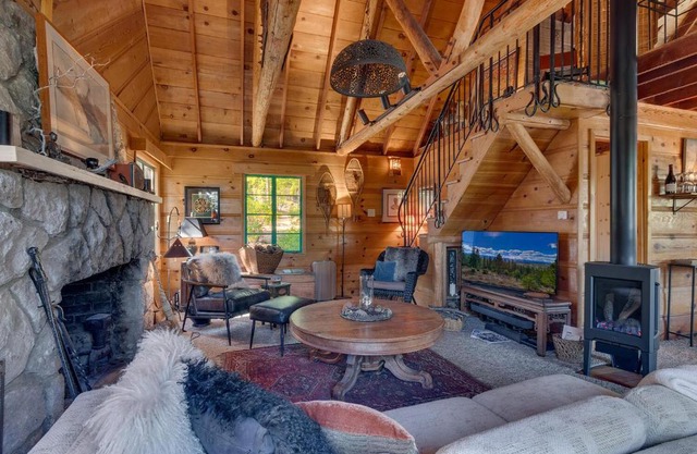 Falcon's Rest - Ski and Summer Cabin in The Heart of North Lake Tahoe- Gas Fireplace